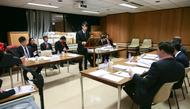 作为新加坡联队的一员, 来在新加坡国立大学法学院一年级的学生郝义庆在法官面前进行案例陈述。