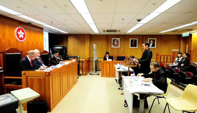 在来自世界各地的法官面前,菲律宾西里曼大学的参赛选手为虚构的委托人乔伊上校进行辩护。