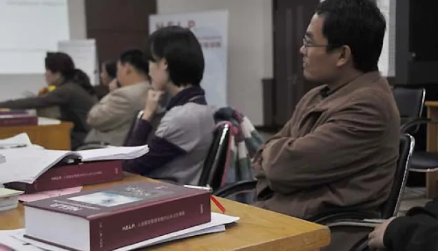 培训班学员是来自中国各地的专家,他们都在聚精会神地听讲。