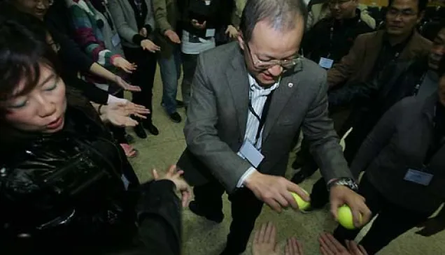 密集人群应急培训班开幕当天,学员们通过开课小游戏彼此认识。今年的培训班在北大公共卫生学院举办。