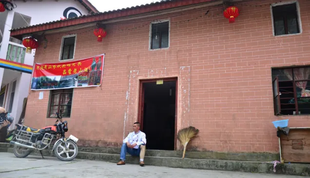 见我们要拍照,冯文奎特意换上一套崭新的厨师制服,摆起了POSE。