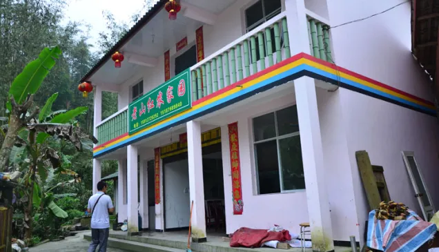 如今,冯文奎的餐馆已经搬到了公路边的一座气派的二层“小洋楼”里。