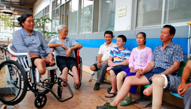 盘朝杰在云南省红十字会假肢康复中心和其他患者交流。