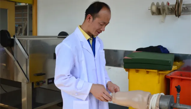 云南省红十字会假肢康复中心的工作人员正在制作假肢。每个假肢都是根据患者的需要定制的。