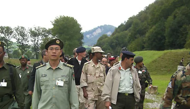 刘文辉上校与其他学员观摩瑞士军队的战地训练。