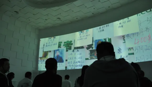 在国际红十字与红新月馆内,大屏幕上播放的影片介绍了2008年四川地震之后寻找失踪者方面的工作。在上海世博会期间,馆内将循环播放有关国际红十字与红新月运动在中国及世界各地所开展工作的短片。
