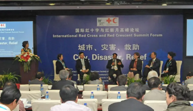 5月8日在上海世博中心举办的国际红十字与红新月高峰论坛上,与会者以“城市、灾害、救助”为主题展开讨论。