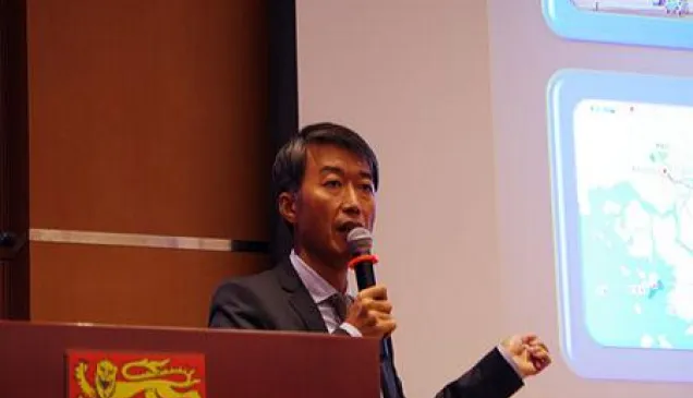 2013年3月15日下午, 同学们来到香港大学参加国际人道法专题讲座。来自柬埔寨法院特别法庭的法官郑彰镐就“混合法庭对国际犯罪进行审判的挑战”进行了演讲。