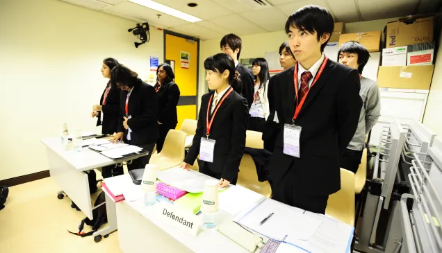 来自日本的京都大学代表队和来自印度赖布尔的希达亚图拉国立法律大学代表队在第一轮比赛中相遇。比赛前,所有队员起立,以示对法官的尊重。