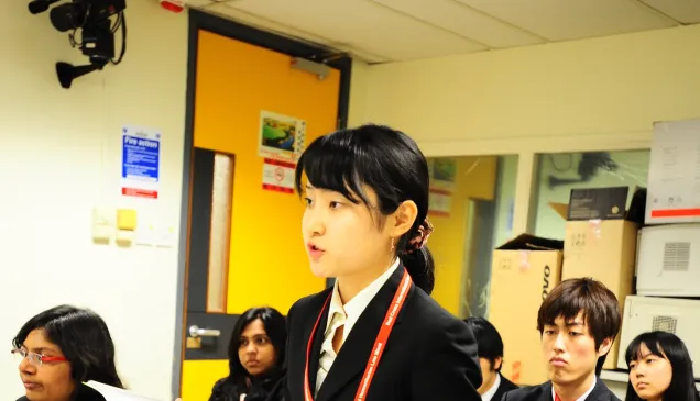 法律系学生村井加奈首次参加在香港举办的亚太地区国际人道法模拟法庭竞赛。作为辩方的她正在法官面前进行案例陈述。