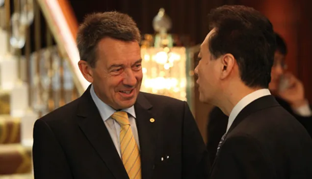 研讨会上，红十字国际委员会主席彼得•毛雷尔先生和外交部副部长王超阁下进行交流。