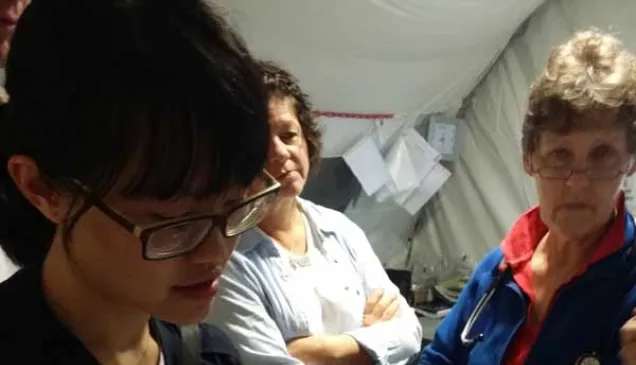 菲律宾,萨马,巴塞应急医院。 洪淑芬医生正在查早房。