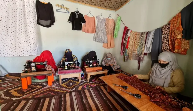 Nilofar Akbari (far right) works in her tailoring shop in Mazar-i-Sharif with four other workers (PHOTO: ICRC/Zabihullah BARMAK). Nilofar Akbari (far right) and four other women working in a tailoring shop in Mazar-i-Sharif.