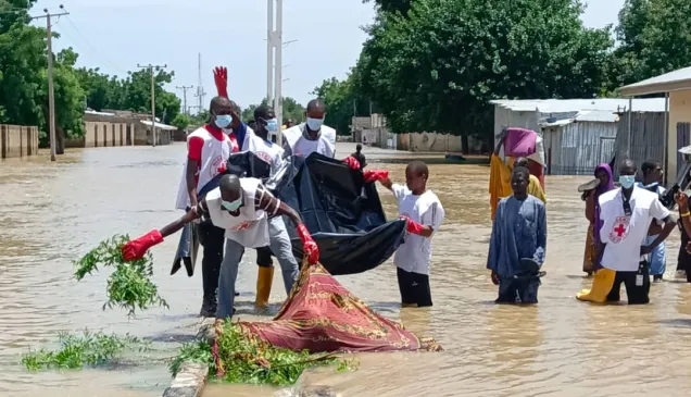 Nigerian Red Cross volunteers help to rescue victims of the Maiduguri floods.