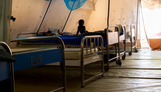 Silhouette of a child sitting on a bed in Biu General Hospital, Stabilization Centre. Photographer: Abdikarim Mohamed