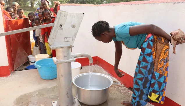 Un forage construit par le CICR au village Goya dans la Sous-Préfecture de Kouango dans la Ouaka pour faciliter l’accès de la communauté à l’eau potable. Ledoux Brice SARAMALET-AKAMA Une bénéficiaire devant le forage construit.