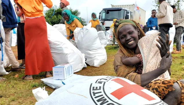 People affected by conflict receive household items donated by ICRC and ERCS in West Wellega, Oromia region, August 2024
