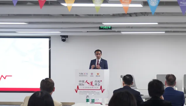 红十字国际委员会东亚地区代表处传播主管巴昱华在活动结束时总结了此次活动的亮点，并盛赞与会专家学者从不同视角对此次研讨会主题的阐释。