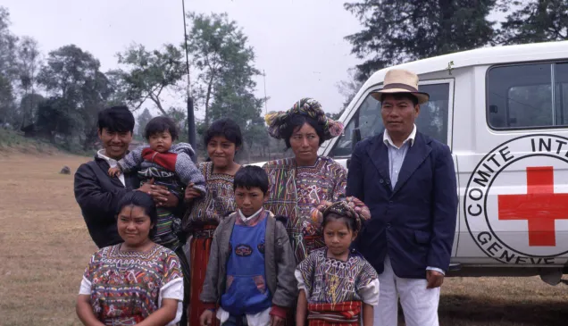 Una familia participa en la campaña “La gente en las guerras, incluso las guerras tienen límites”.