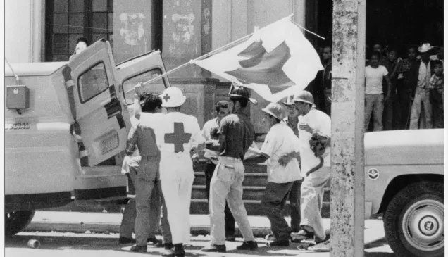 En la Ciudad de Guatemala, socorristas evacúan a una persona herida.