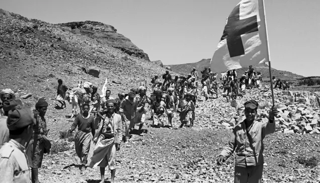 Yemen. Repatriación de prisioneros de guerra egipcios bajo los auspicios del Comité Internacional de la Cruz Roja el 11 de octubre 1965.  Según el artículo 118 del Tercer Convenio de Ginebra, los prisioneros de guerra deberán ser repatriados, sin demora, tras haber finalizado las hostilidades activas. 