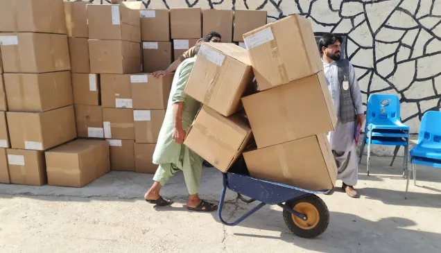 Delivering hygiene and winter materials to help detainees at the Sarpoza provincial prison in Kandahar
