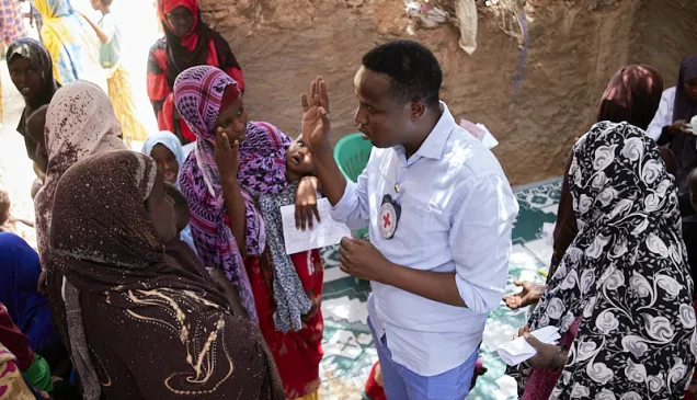 Eager mothers talk to ICRC health staff.