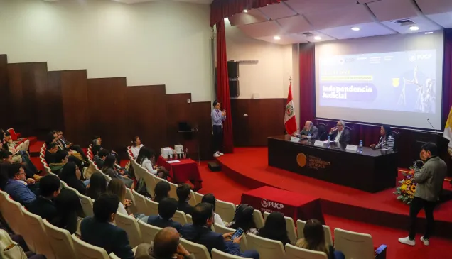 Auditorio con estudiantes.