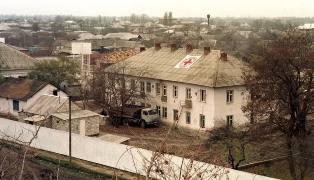 Больница МККК в Новых Атагах, Чечня, 1996 г. Больница МККК в Новых Атагах, Чечня, 1996 г.