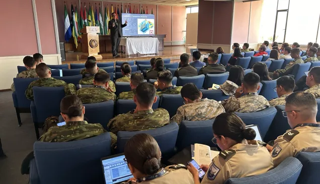 Auditorio con participantes atendiendo al curso.