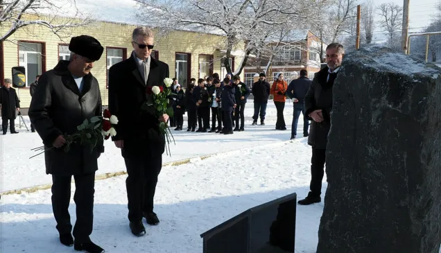 Магне Барт кладет цветы к памятной стеле.