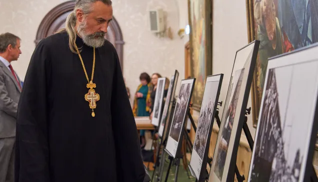 Посетитель смотрит фотогалерею МККК