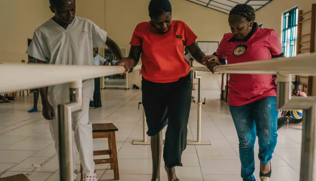 Rosette Katungu, que resultó herida de bala en una emboscada que se cobró la vida de su abuela, practica equilibrio sobre una pierna ortopédica.