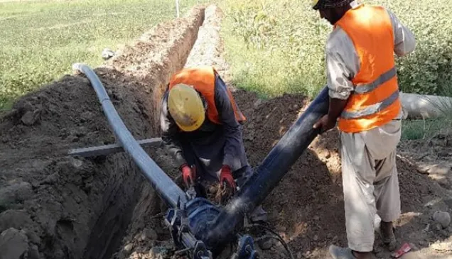 A new water transmission pipe being installed in Kunduz