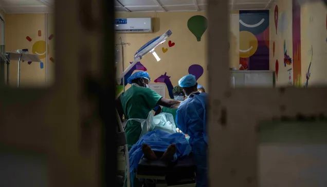 Des équipes chirurgicales débordées