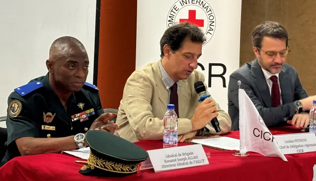 Grâce à des simulations réalistes, 24 experts militaires et juridiques ont approfondi leurs connaissances du droit international humanitaire et des droits de l'homme, afin de mieux protéger les civils dans le contexte de la lutte contre le terrorisme.