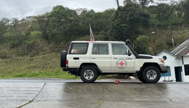 Carro del CICR en carretera.
