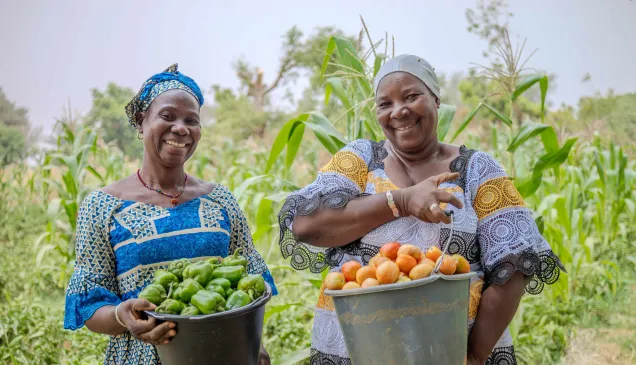 Nan (en Bleu, beige) et Risnata, deux braves dames de Ouahigouya qui accueillent des femmes déplacées au sein de leur coopérative, avec le soutien du CICR, elles ont diversifié leur production et fait un très bon rendement