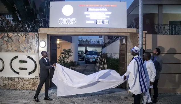 l'inauguration officielle de la mission du CICR à Cotonou. Cette scène symbolise le renforcement de la présence du CICR au Bénin et son engagement à collaborer étroitement avec les acteurs locaux pour répondre aux besoins humanitaires dans le nord du pays. L'atmosphère est à la fois formelle et empreinte de coopération, reflétant l'importance de cet événement pour l'avenir de l'action humanitaire au Bénin.