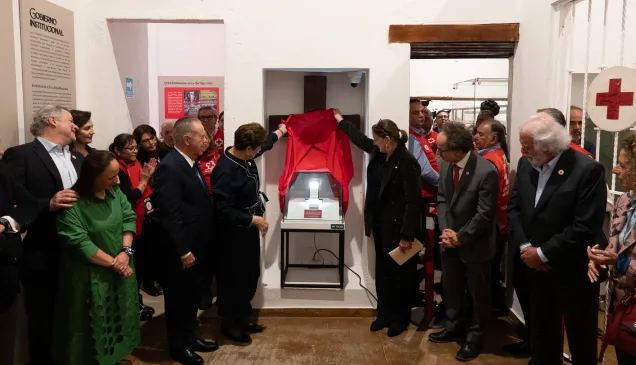 Develación de la medalla del aniversario de los convenios de ginebra