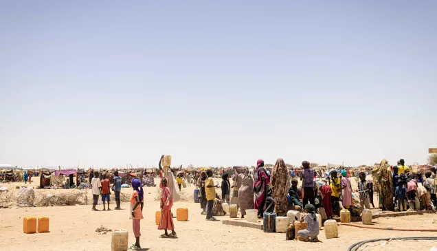 – Sudanese refugees at the transit site in Tiné, Eatern Chad, fetching water in the only water point available. 