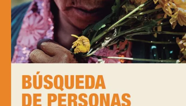 Folleto sobre búsqueda de personas desaparecidas, muestra la fotografía de una mujer sosteniendo unas flores.