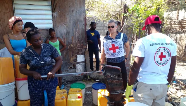 Les ingénieurs en Eau du CICR et de la Croix-Rouge Haitienne visitent une borne fontaine