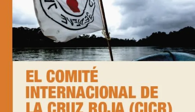 Folleto "El Comité Internacional de la Cruz Roja en el Ecuador", muestra una bandera con el emblema del CICR en bote que navega por un río.