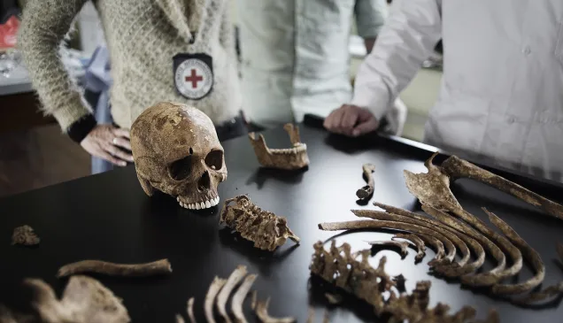 Colombia, Mayo de 2013. Instituto Nacional de Medicina Legal y Ciencias Forenses. Proceso de análisis e identificación del esqueleto de una persona desaparecida en el año 2013