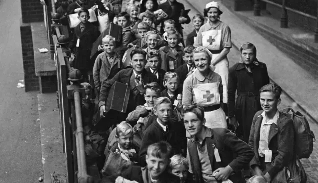 Segunda Guerra Mundial 1939-1945. Londres. Después del debut de los ataques aéreos en Londres, las enfermeras de la Cruz Roja escoltan a alrededor de 16.000 mujeres y niños en la estación de Paddington.