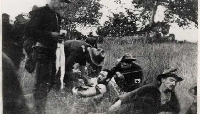 Cuba, enero de 1924. Guerra Hispano-estadounidense de 1898. Cirujano brinda atención a un herido en un hospital de campaña.
