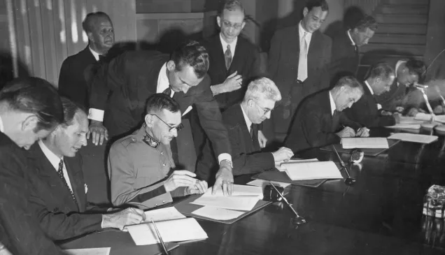 Ginebra, Suiza, edificio electoral de la Delegación Suiza, el 12 de agosto de 1949. Firma del Acta Final de la Conferencia Diplomática para la Revisión de la Convención de Ginebra de 1949