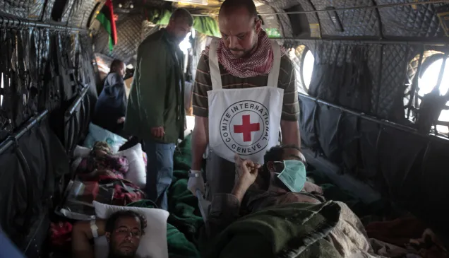 Libia, octubre de 2011. Un herido es evacuado en helicóptero al hospital en Trípoli el12 de octubre de 2011. Libia, octubre de 2011. Un herido es evacuado en helicóptero al hospital en Trípoli el12 de octubre de 2011.