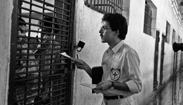 Juigalpa, Nicaragua. Delegado del Comité Internacional de la Cruz Roja visita a una persona privada de su libertad en un centro penitenciario EN 1950.